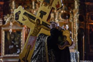 Preot ducând Crucea în spate - moment din Săptămâna Sfintelor Pătimiri