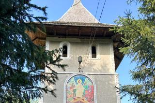 Grup de copii în fața bisericii