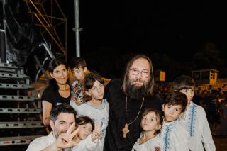 Pr. Dan Damaschin, împreună cu jurnalistul Alex Dima, la Festivalul INIMO / Foto: INIMO
