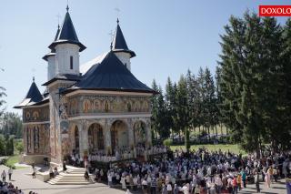 (Video) Sfântul Ioan Iacob, serbat la biserica ce-i poartă hramul, a Seminarului Teologic de la Neamț