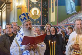 IPS Teofan, citind rugăciuni