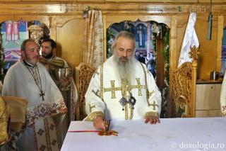 IPS Teofan, pecetluind altarul Bisericii „Sfântul Ioan Iacob” Urecheni / Foto: Flavius Popa