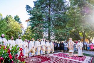 IPS Părinte Calinic, înconjurat de credincioși și de soborul slujitorilor