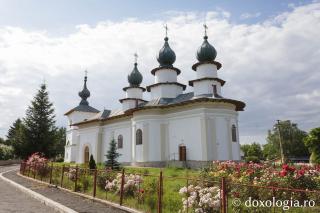 Biserica din zid cu hramul „Pogorârea Sfântului Duh”