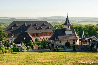 Mănăstirea „Sfântul Ioan Iacob de la Neamț” din Crăiniceni