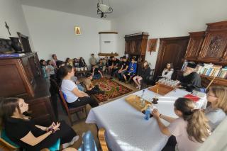 Participanții Taberei pentru copii de preoți, alături de arhim. Nicodim Petre, starețul Mănăstirii Bucium