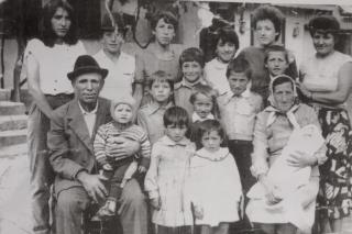 Familia Isaic - parintii si 15 dintre cei 16 copii