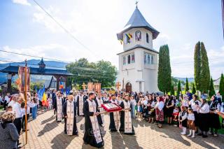 Un fragment al lemnului Sfintei Cruci binecuvântează Parohia Straja II