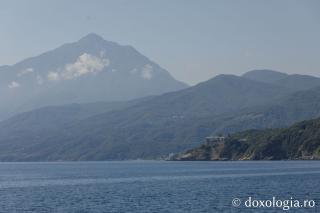 Mănăstirea Stavronikita văzută de pe mare