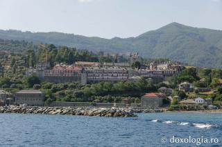 Mănăstirea Vatoped văzută de pe mare