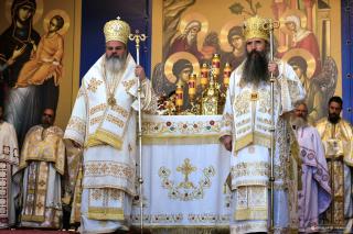 PS Ignatie și PS Galaction, la sfințirea bisericii Mănăstirii Bujoreni