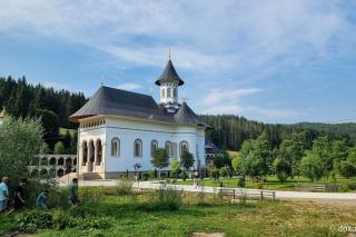 Biserica „Izvorul Tămăduirii” de la Mănăstirea Sihăstria Putnei