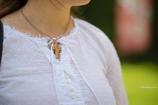 cruciuliță de lemn la gât