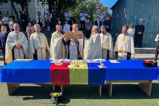 Preoți, săvârșind slujba de Tedeum
