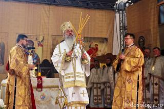 IPS Părinte Mitropolit Teofan, săvârșind Sfânta Liturghie cu prilejul sfințirii Bisericii Parohiei „Sfântul Gheorghe” Piatra Neamț / Foto: Flavius Popa