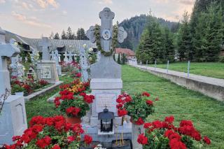 Mormântul Părintelui Iachint Unciuleac de la Mănăstirea Putna