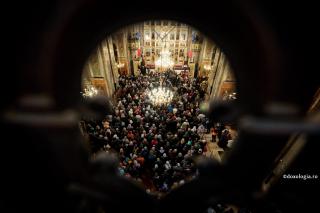 oameni la biserica