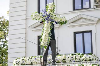 (Foto) Împodobirea baldachinului Sfintei Parascheva – de 20 de ani, Cuvioasa primește veșmânt de flori