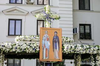 20 de ani de când Sfânta Parascheva primește veșmânt de flori