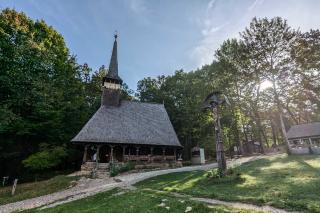Biserica de lemn „Sfinții Arhangheli Mihail și Gavriil” din Bezded