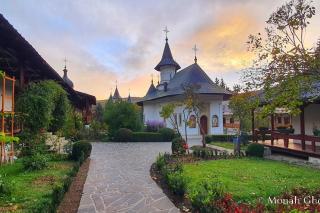 Mănăstirea Sihăstria îmbrăcată în culorile toamnei