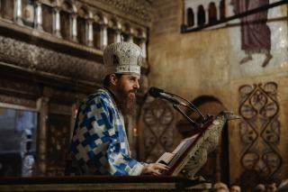 (Audio) Maica Domnului ne acoperă mereu cu omoforul milei și al dragostei sale – PS Benedict