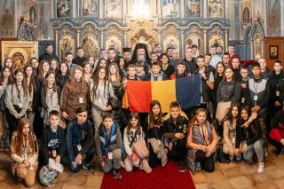 Tinerii din tabăra organizată de Episcopia Daciei Felix au primit binecuvântarea Preasfințitului Părinte Ieronim