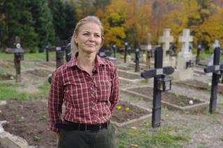 (Video) Primăvară la început de noiembrie: Despre veșmântul de flori din cimitirul Mănăstirii Sihăstria