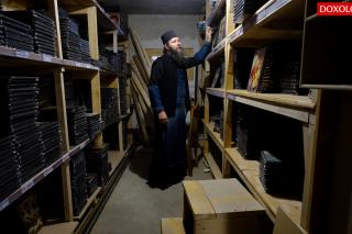 (Video) Ghelasie, monahul care ar merita brevet de inventator: 300 de icoane pe zi, în atelierul Mănăstirii Sihăstria