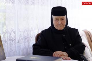 (Video) 91 de ani închinați lui Hristos: Amintirile maicii Filofteia despre intrarea în monahism și Decretul 410