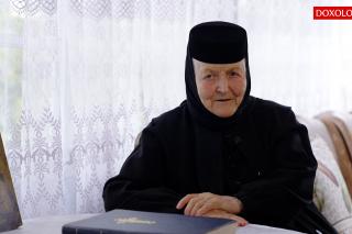(Video) La 91 de ani, maica Filofteia împletește metanii: „Măcar de mi-ar ierta Domnul câte un păcat pentru asta”