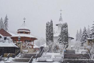 Prima zăpadă la Mănăstirea Sihăstria