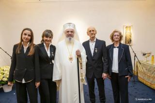 Familia Petersen și curatorul expoziției, Ana Dobjanschi