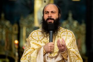 (Audio) Arhim. Hrisostom Rădășanu: „Dacă dorim să ne apropiem de Domnul, e bine să exersăm virtutea milei”