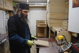 Părintele Ghelasie în atelierul de litografie al Mănăstirii Sihăstria