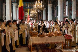 PS Nichifor Botoșăneanul, săvârșind slujba de Parastas