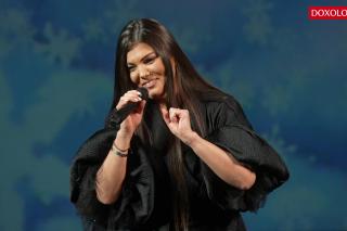 (Video) Paula Seling – Scoală, gazdă, din pătuț! (Florile dalbe)
