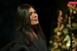 (Video) Paula Seling – Sculați-vă, gazde mari!