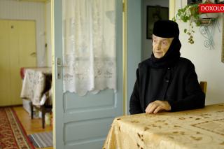 (Video) Sfaturi despre rugăciune pentru oamenii din lume, de la Maica Antonia (Mănăstirea Văratec)