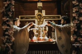 Preoți în Sfântul Altar