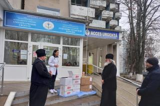 PS Antonie de Bălți ducând daruri copiilor din spital
