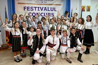 copii îmbrăcați în costum popular