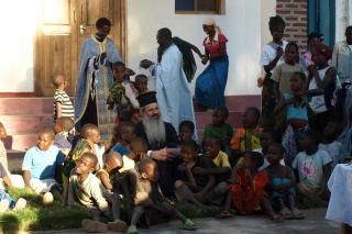 IPS Teofan înconjurat de copiii din Africa