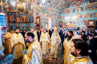 PS Antonie săvârșind Sfânta Liturghie
