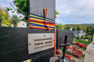 Mormântul părintelui Simeon Zaharia de la Mănăstirea Sihăstria
