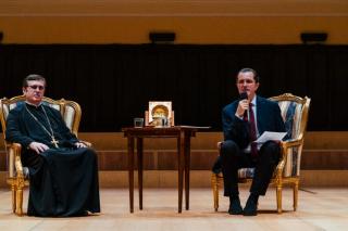 Conferință-dialog la Sala Palatului Cultural din Arad