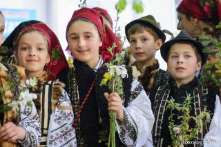 copii îmbrăcați în costum popular