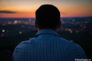bărbat privind apusul