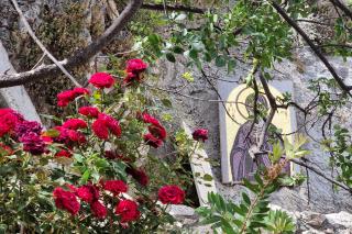 Florile de la Mănăstirea „Sfântul Cuvios Patapie” din Loutraki