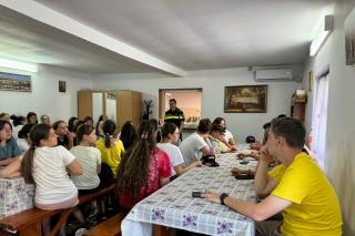 Reprezentanții Inspectoratului de Poliție Județean Iași, alături de participanții Taberei din Pridvorul Satului